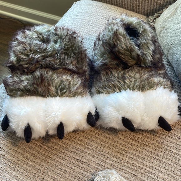NWOT furry paw slippers - Picture 3 of 4